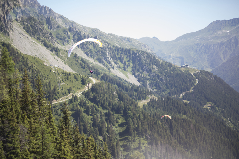 parapents with mountains view